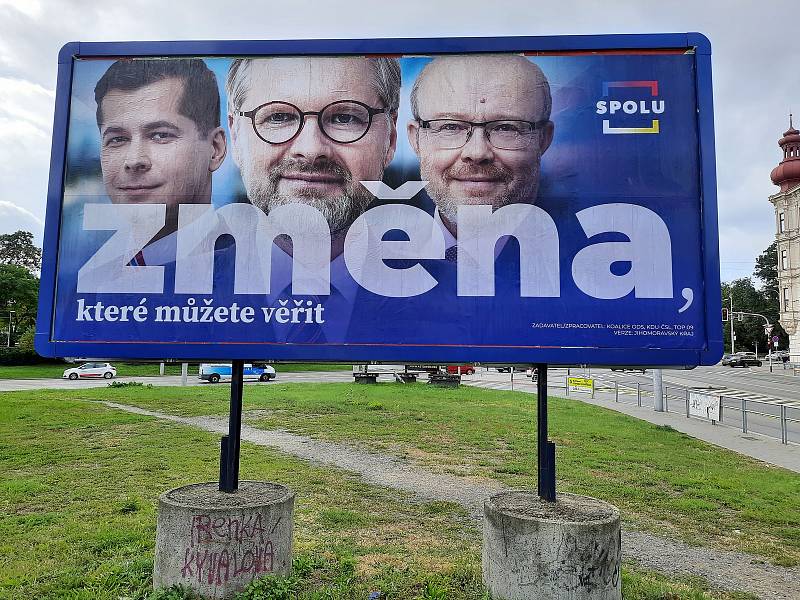 Politici lákají na billboardech, i v centru Brna, voliče, aby je volili v nadcházejících volbách do Poslanecké sněmovny.