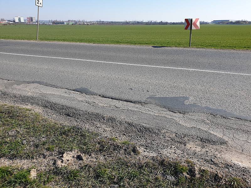 Silnice mezi Slatinou a Tuřany