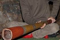 Tradiční dechový hudební nástroj australských domorodců Didgeridoo. Ilustrační foto.