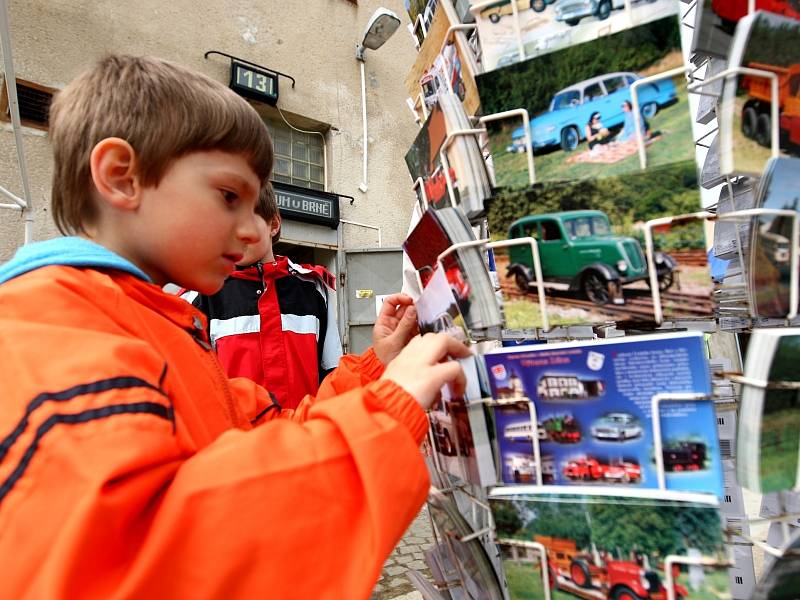 Historické trolejbusy a autobusy společně s hasičskou či vojenskou technikou a osobními auty nebo motorkami vyjely o víkendu ven na parkoviště u depozitáře brněnského Technického muzea.