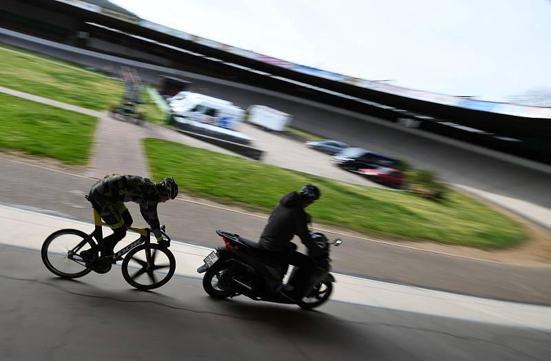 Trénink dráhových cyklistů Dukla Brno na velodromu.