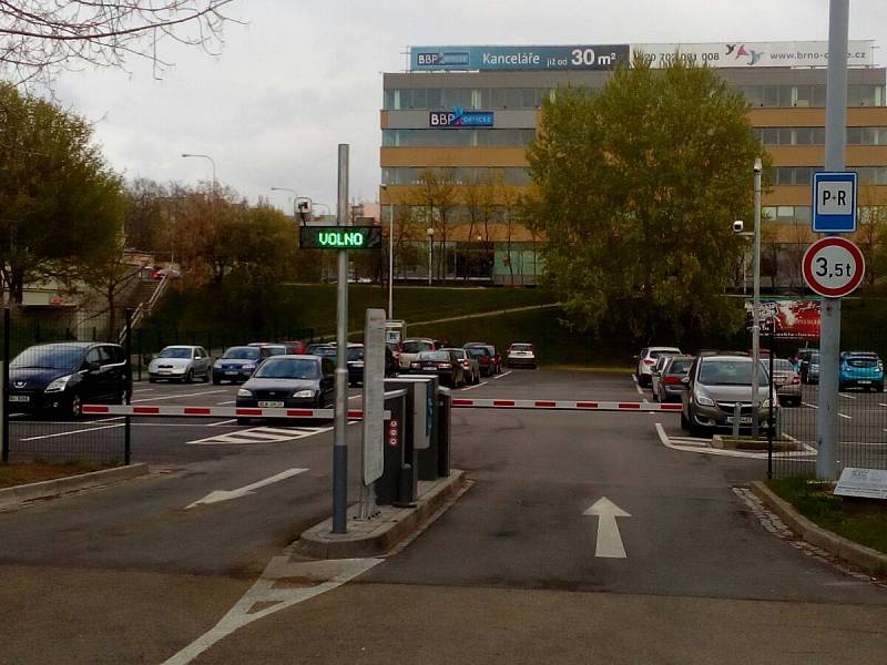 Policie doporučovala řidičům, aby nechávali svá auta na záchytných parkovištích na okraji Brna. To u Ústředního hřbitova je ale poloprázdné.