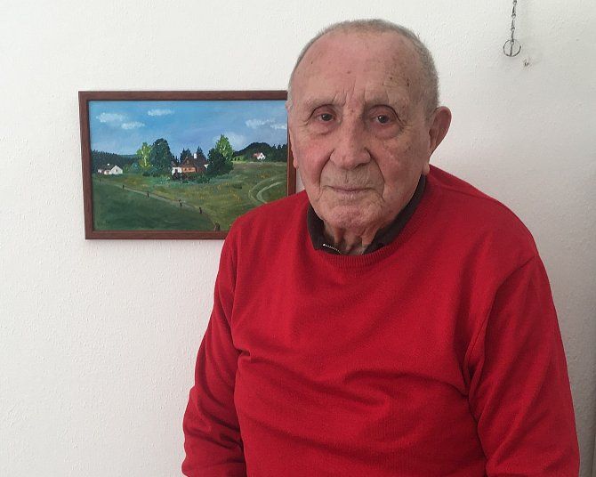 František Mašlaň v pozadí s obrazem, na kterém je jeho milovaná chata na Kuklíku.