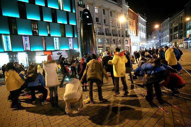 Zhruba stovka lidí s lyžemi, sáňkami a dalším zimním vybavením obklopila brněnský orloj na náměstí Svobody. Rituálním tancem kolem něj se pak lidé snažili přivolat sněžení. 