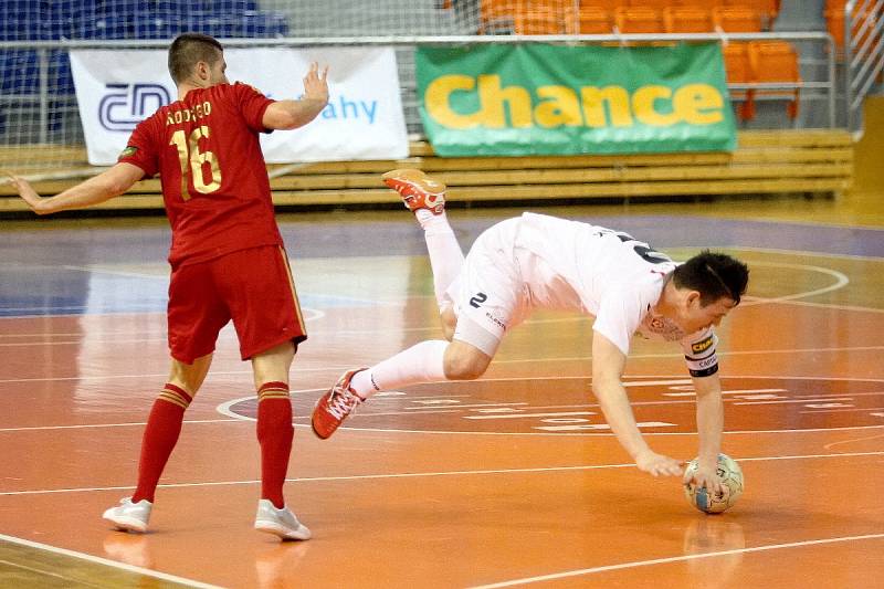 Futsalisté brněnského Helasu (ve světlém Milan Klimeš) nestačili na mistrovskou Chrudim ani ve druhém čtvrtfinálovém zápase play off nejvyšší soutěže.