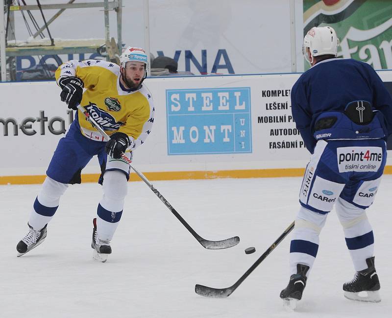 Hokejisté brněnské Komety se už připravují na druhý sportovní svátek na provizorním kluzišti za Lužánkami. V pátek se utkají pod širým nebem s pražskou Spartou. Na hřišti se objevil i útočník Petr Ton s celoobličejovým krytem.