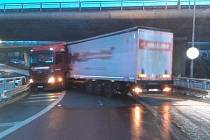 Řidič kamionu zablokoval Královopolský tunel v Brně. Na D1 měl kolem půl desáté dopoledne poruchu zahraniční autobus.