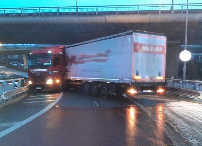 Řidič kamionu zablokoval Královopolský tunel v Brně. Na D1 měl kolem půl desáté dopoledne poruchu zahraniční autobus.
