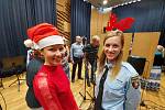 Brněnští strážníci nazpívali s umělci z Městského divadla Brna jedinečné vánoční album s koledami.