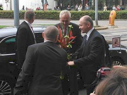 Prezident Miloš Zeman dorazil na jižní Moravu ve středu krátce po půl jedenácté dopoledne. Přivítal ho hejtman Jihomoravského kraje Michal Hašek.