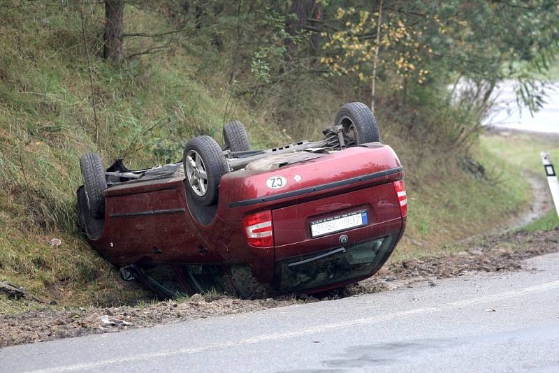 U nehody mezi Bystrcí a Žebětínem v Brně zasahovali hasiči i policisté.