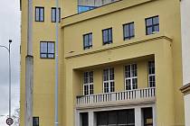 Někdejší budova ředitelství Zbrojovky v brněnských Židenicích a vedle vznikající administrativní budova. Obě se stanou součástí Nové Zbrojovky.