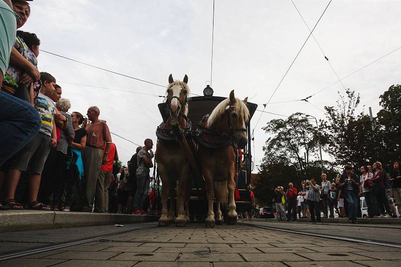 Dopravní podnik města Brna přesně po 150 letech, kdy Brnem projela první koněspřežná tramvaj, odhalil na stejném místě historický označník.