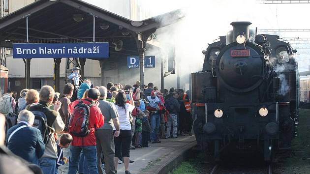 Historický parní vlak v čele s lokomotivou Skaličák.