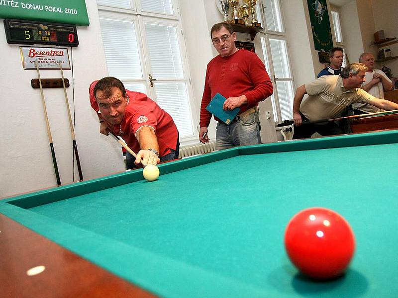 Už posedmnácté se v herně Billard Clubu Ponětovice sešly sportovní osobnosti na kulečníkovém turnaji pod názvem Pohár Karla Lázničky.