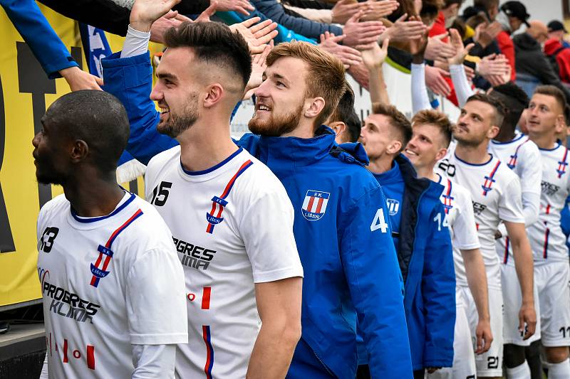 Líšeňští fotbalisté dostali po posledním utkání s Třincem pohár pro stříbrný celek druhé ligy. Jaké zápasy je k takovému úspěchu dovedly?