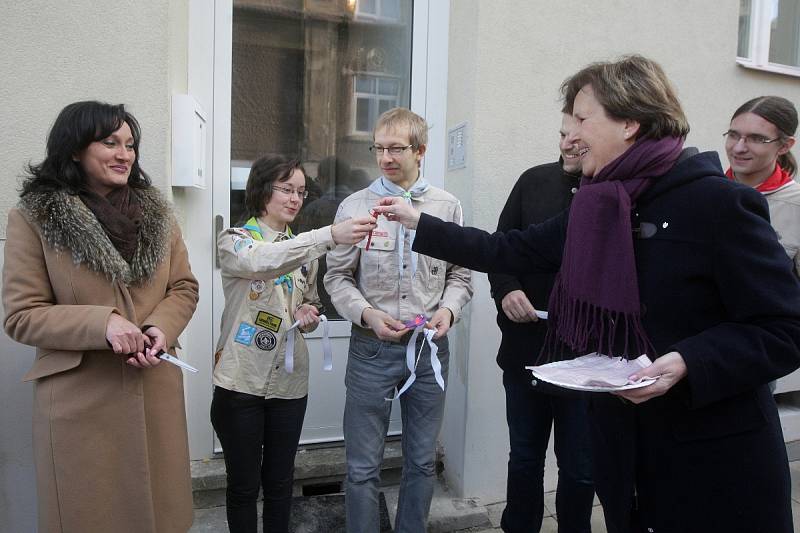 Dřevěná okna, fasády i nové topení zpříjemní pobyt v klubovnách více než stovce královopolských skautů a pionýrů. Klíče k opraveným domům ve Slovinské ulici jim v pondělí předali zástupci z Úřadu městské části Královo Pole.