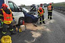 Hromadná nehoda zablokovala dálnici D1 v katastru Šlapanic na Brněnsku. Zranil se mladý muž.