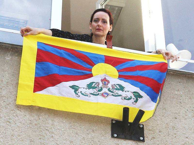 Jundrovská starostka Ivana Fajnorová vyvěšuje tibetskou vlajku.