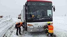 V neděli dopoledne havaroval autobus u Jedovnic na Blanensku. Sjel do příkopu.