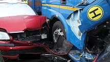 Řidič kamionu naboural v areálu brněnské dopravní firmy devět aut.