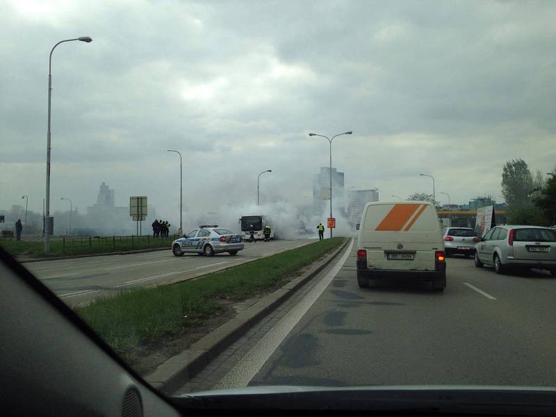 Uzavřená silnice a hořící autobus. Takový pohled se naskytl Brňanům ve čtvrtek krátce po druhé hodině odpoledne.