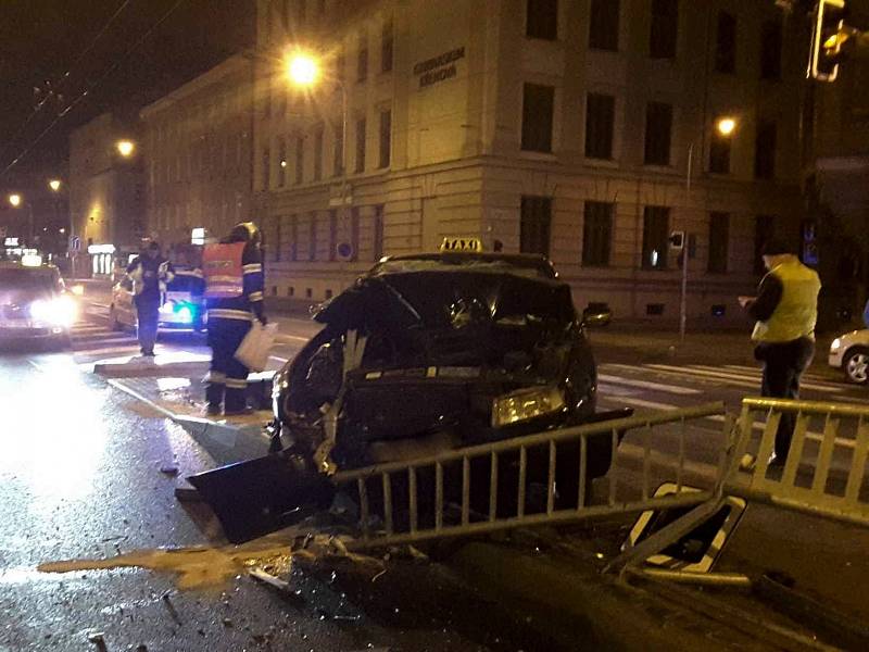 Auto taxislužby najelo na tramvajový ostrůvek na ulici Křenová v Brně. Nehoda se obešla bez zranění. 