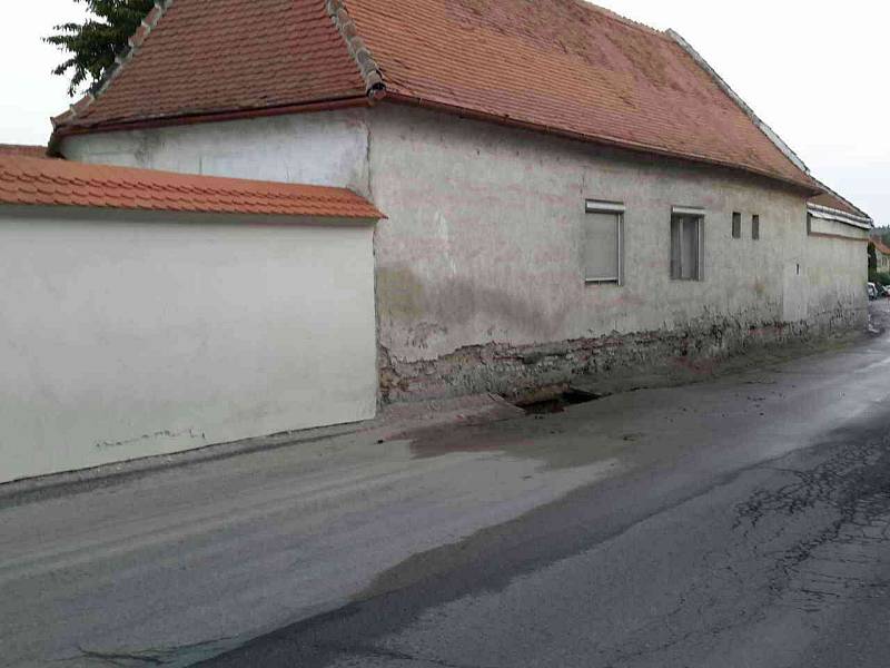 Prasklé vodovodní potrubí komplikuje od středečního rána dopravu v Modřicích na Brněnsku. Masarykova ulice je uzavřená pro auta i chodce. Benešovou ulicí projdou jen pěší.