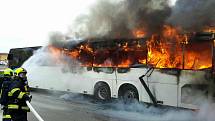 Uzavřená silnice a hořící autobus. Takový pohled se naskytl Brňanům ve čtvrtek krátce po druhé hodině odpoledne.