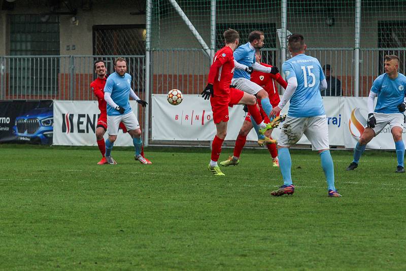 Boskovičtí fotbalisté (v modrém) porazili vedoucí Bohunice na jejich hřišti 1:0.