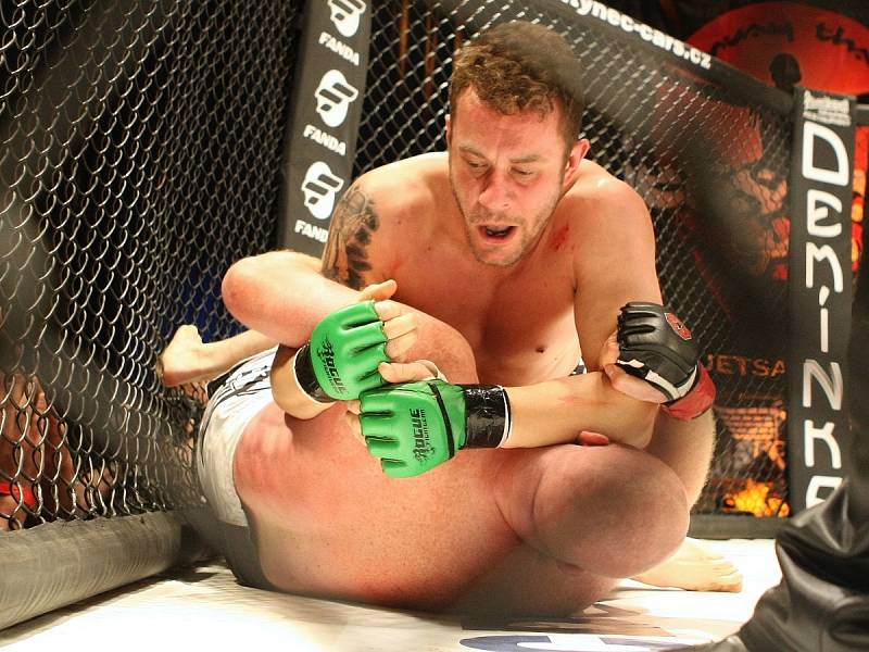 Drsnou zábavu v kleci s názvem MMA Cage Fight přivedl už podruhé do Brna oddíl Jetsaam Gym