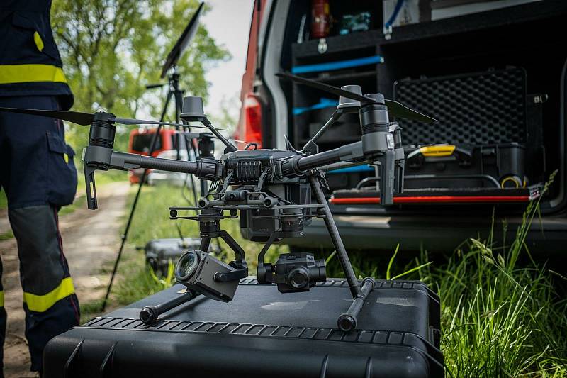 U rozsáhlých požárů lesních porostů i v nepřístupném terénu pomůže jihomoravským hasičům nový dron.