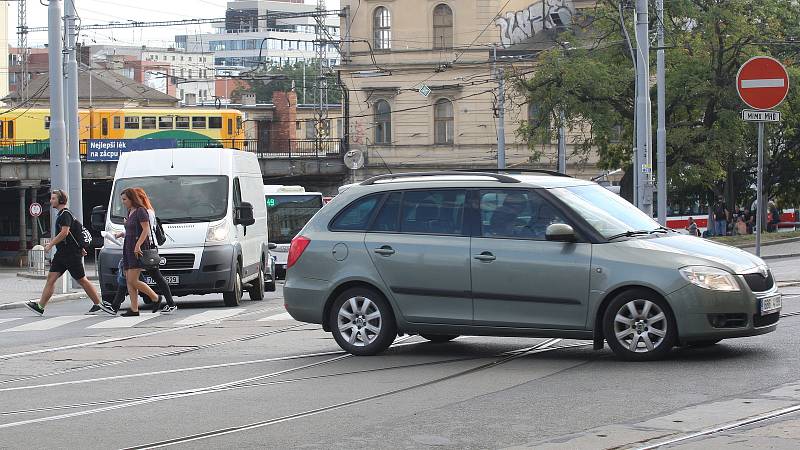 Chystané zákazy odbočení před vlakovým hlavním nádražím a hotelem Grand v Brně.