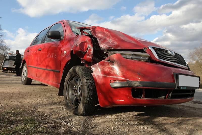 U Panské Líchy se srazilo auto s autobusem. Při silném nárazu se zranili řidič osobního auta a také jeho spolujezdkyně.