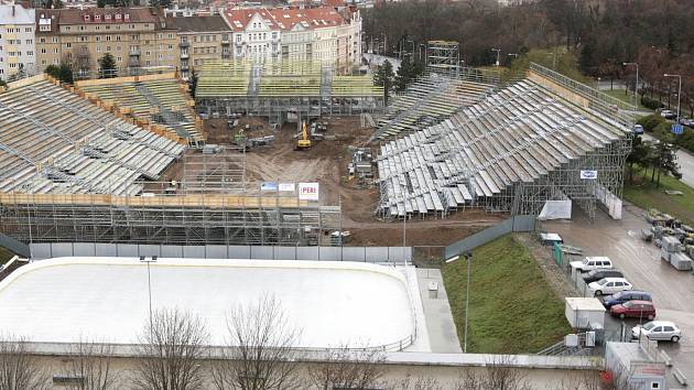 O desítky parkovacích míst přijdou na měsíc v Králově Poli. Kometa Brno si tam zabrala parkoviště kvůli stavbě hokejového stadionu a lednovým zápasům pod širým nebem.