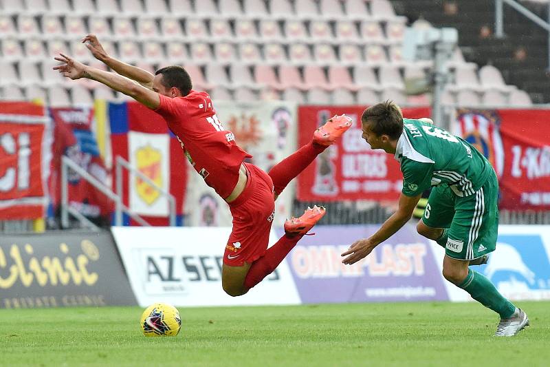 Brněnský záložník Jan Sedlák (v červeném) padá po kontaktu s hráčem Bohemians Praha.