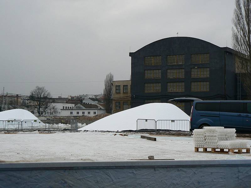 Areál Nové Zbrojovky v Brně bude hostit od 4. února Olympijský festival. Práce jsou nyní v plném proudu.