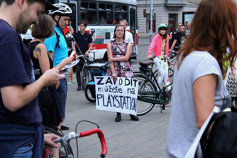 Členové Brněnské Cykloguerilly zatarasili provoz na křižovatce ulic Koliště a Cejlu. Po deseti minutách místo opustili.