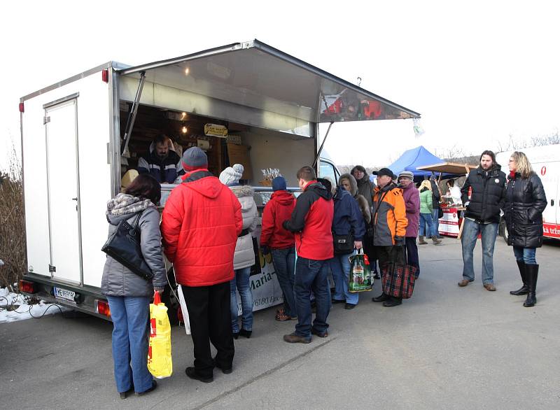 Ani několikastupňové mrazy neodradily stovky příznivců farmářských potravin od návštěvy trhů v brněnské Bystrci. Před tamním hotelem Santon lidé nakupovali uzenářské speciality, koření, zeleninu nebo čerstvé pečivo.