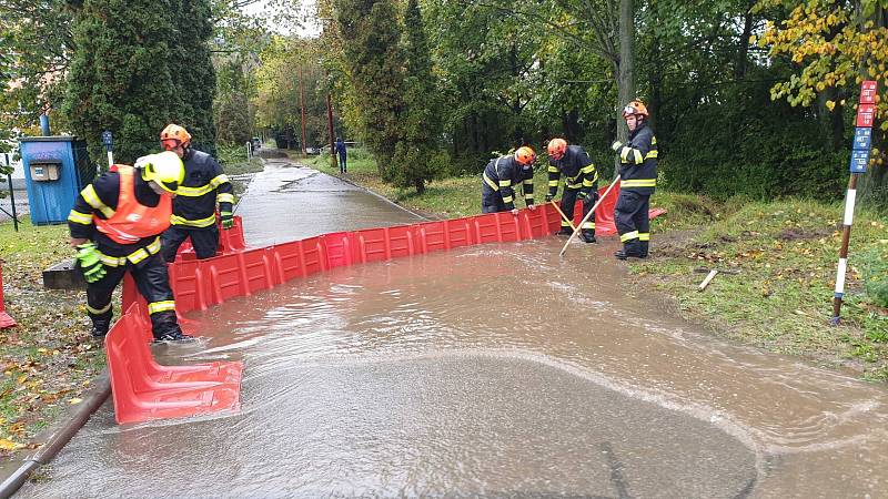 Výstraha meteorologů, kteří varovali před rozvodněním řek, se na jižní Moravě vyplnila na řekách Bělé na přítoku do Boskovic na Blanensku a na Veličce ve Strážnici na Hodonínsku, kde byl vyhlášený třetí stupeň povodňové aktivity.