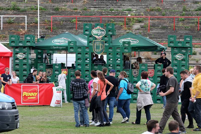 Brněnský stadion za Lužánkami v sobotu odpoledne rozezněli Iné Kafé, Michal Hrůza nebo David Koller. Poslechnout si je přišlo několik stovek lidí, neodradilo je zatažené nebe ani to, že největší hvězda festivalu Létofest, Karel Gott, nakonec nevystoupil.