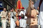 průvod členů hnutí Hare Krišna oslavující hinduistické božstvo
