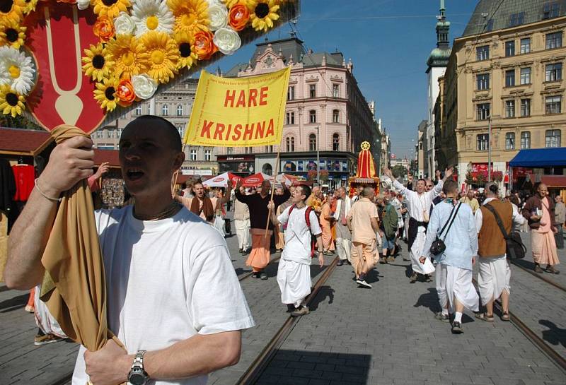 průvod členů hnutí Hare Krišna oslavující hinduistické božstvo