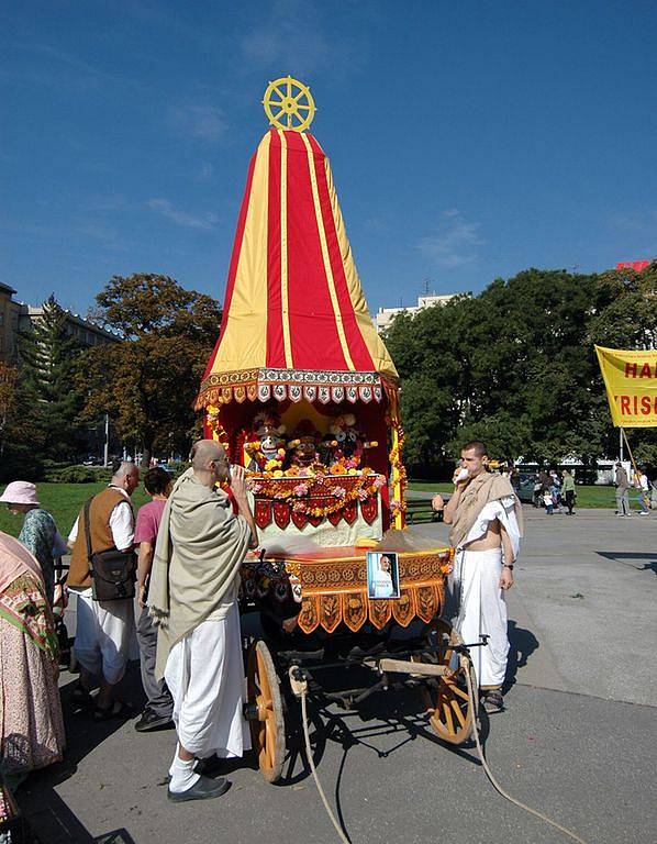 průvod členů hnutí Hare Krišna oslavující hinduistické božstvo