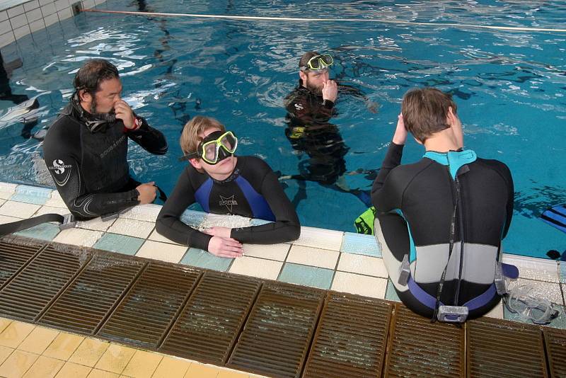 Redaktorka Deníku Rovnost Věra Sychrová (uprostřed) si zkusila kurz freedivingu, tedy potápění na jeden nádech bez výstroje.