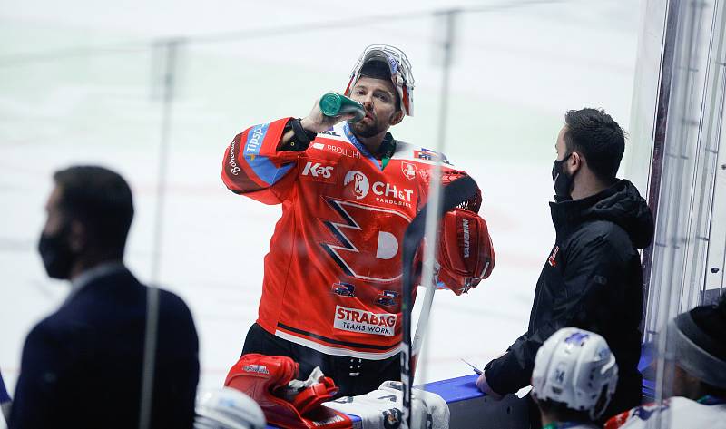 Hokejové utkání Tipsport extraligy v ledním hokeji mezi HC Dynamo Pardubice (v červenobílém) a HC Kometa ( v modrobílém) v pardudubické enterie areně.