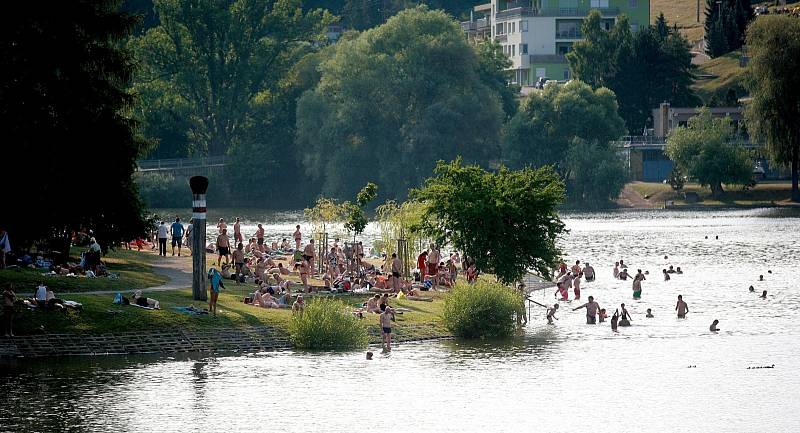 Tisíce lidí zaplnily o víkendu a o pondělním svátku Brněnskou přehradu, kde hledaly stín i osvěžení v parných letních dnech. 