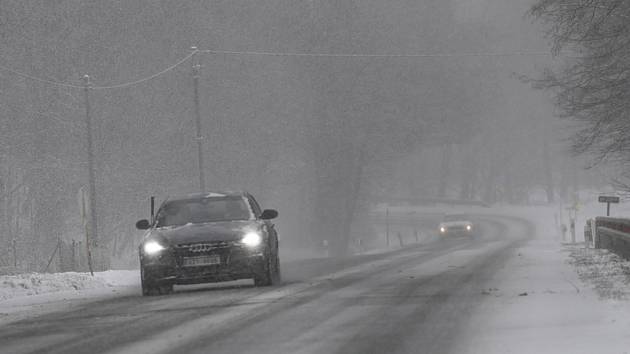 Zasněžená silnice, ilustrační foto