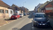 Ojedinělá parkovací místa zůstávají ve středu dopoledne prázdná v brněnských Židenicích. Po pracovní době se však v okolí Jamborovy ulice mnohdy strhává boj o parkování. Pomoct mají od června nové modré zóny.