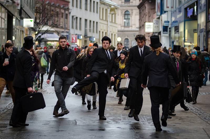 Pátého ročníku Silly walk, tedy švihlé chůze, se ve čtvrtek v Brně zúčastnilo přes sto padesát příznivců britské komediální skupiny Monty Python.